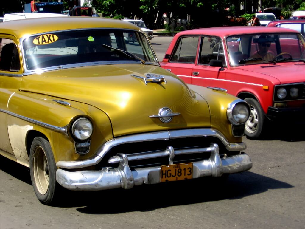 Cuba-travel-old-cars-Glimpses-of-The-World