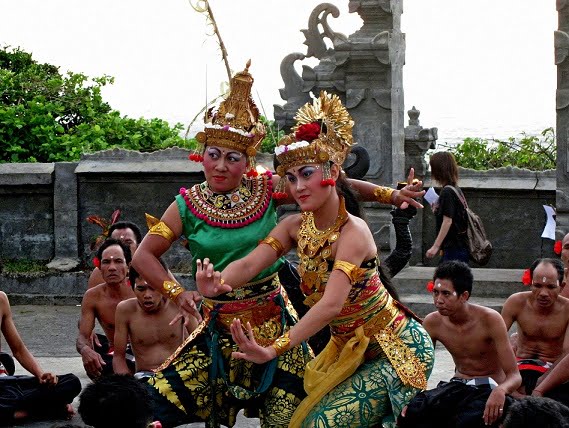 Travel-to-Bali-Uluwatu-temple-Kecak-dance-Glimpses-of-The-World