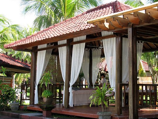 Bali-island-pool-massage-Glimpses-of-The-World