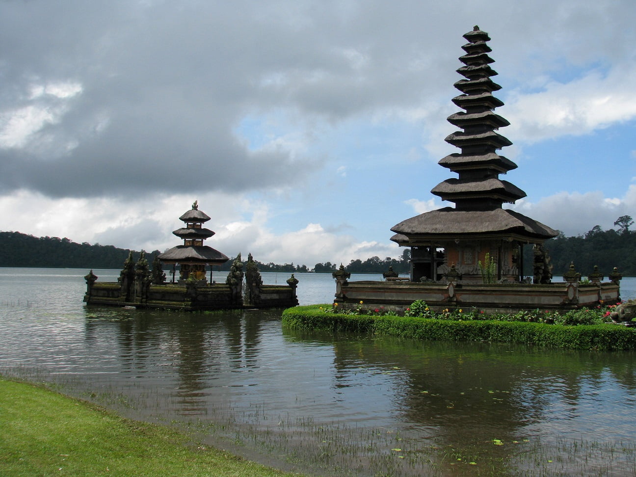 Travel-to-Bali-Ulun-Danu-Beratan-Glimpses-of-The-World