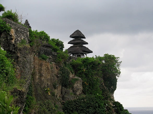 Travel-to-Bali-Uluwatu-temple-Glimpses-of-The-World