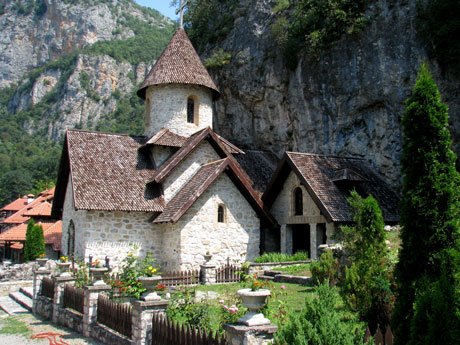 Serbia-travel-Kumanica-Monastery-church-Glimpses-of-The-World
