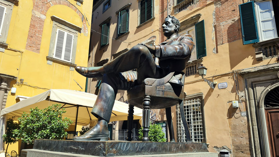 Giacomo Puccini monument